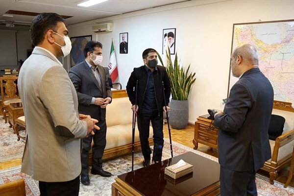 دبیر
