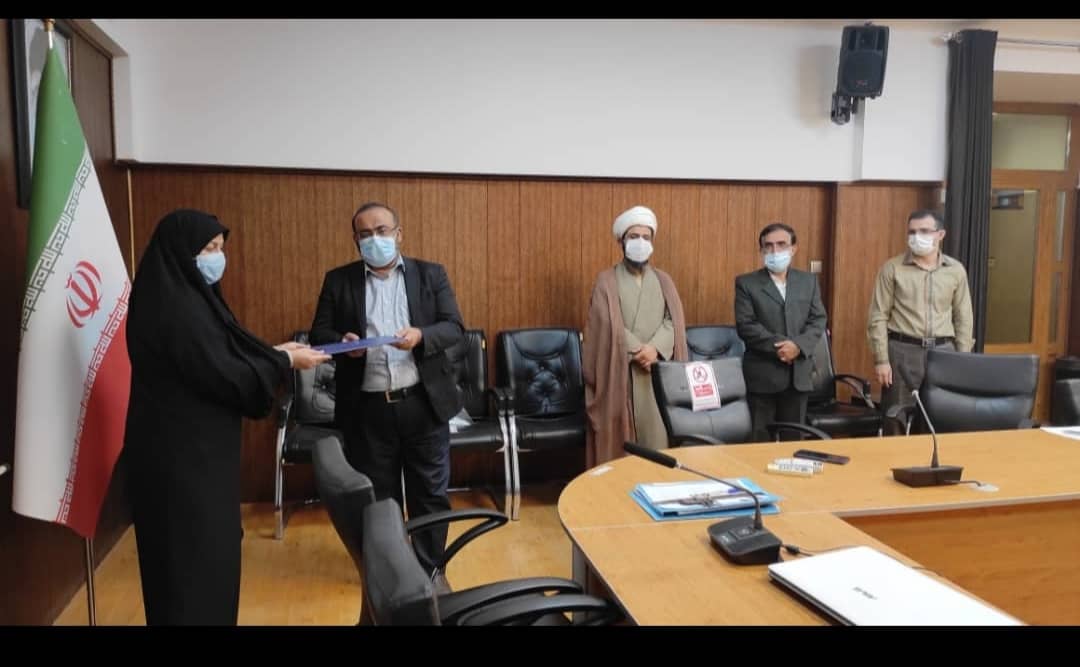 تجلیل از خدمات و همکاری‌های رئیس دانشگاه آزاد اسلامی لارستان