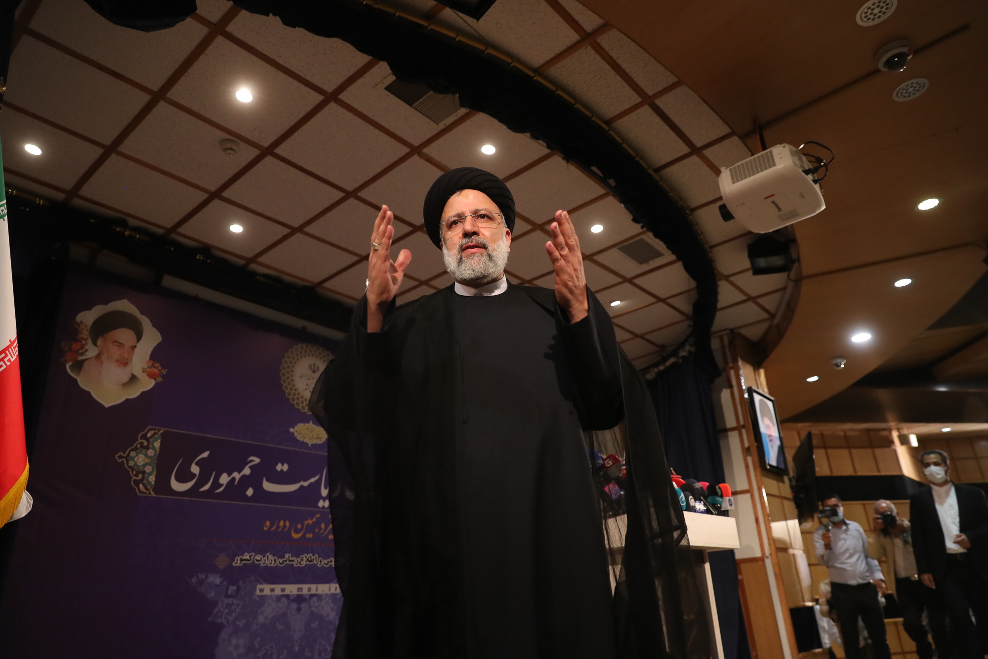 حجت الاسلام ابراهیم رئیسی در پنجمین روز ثبتنام داوطلبان سیزدهمین دوره انتخابات ریاستجمهوری