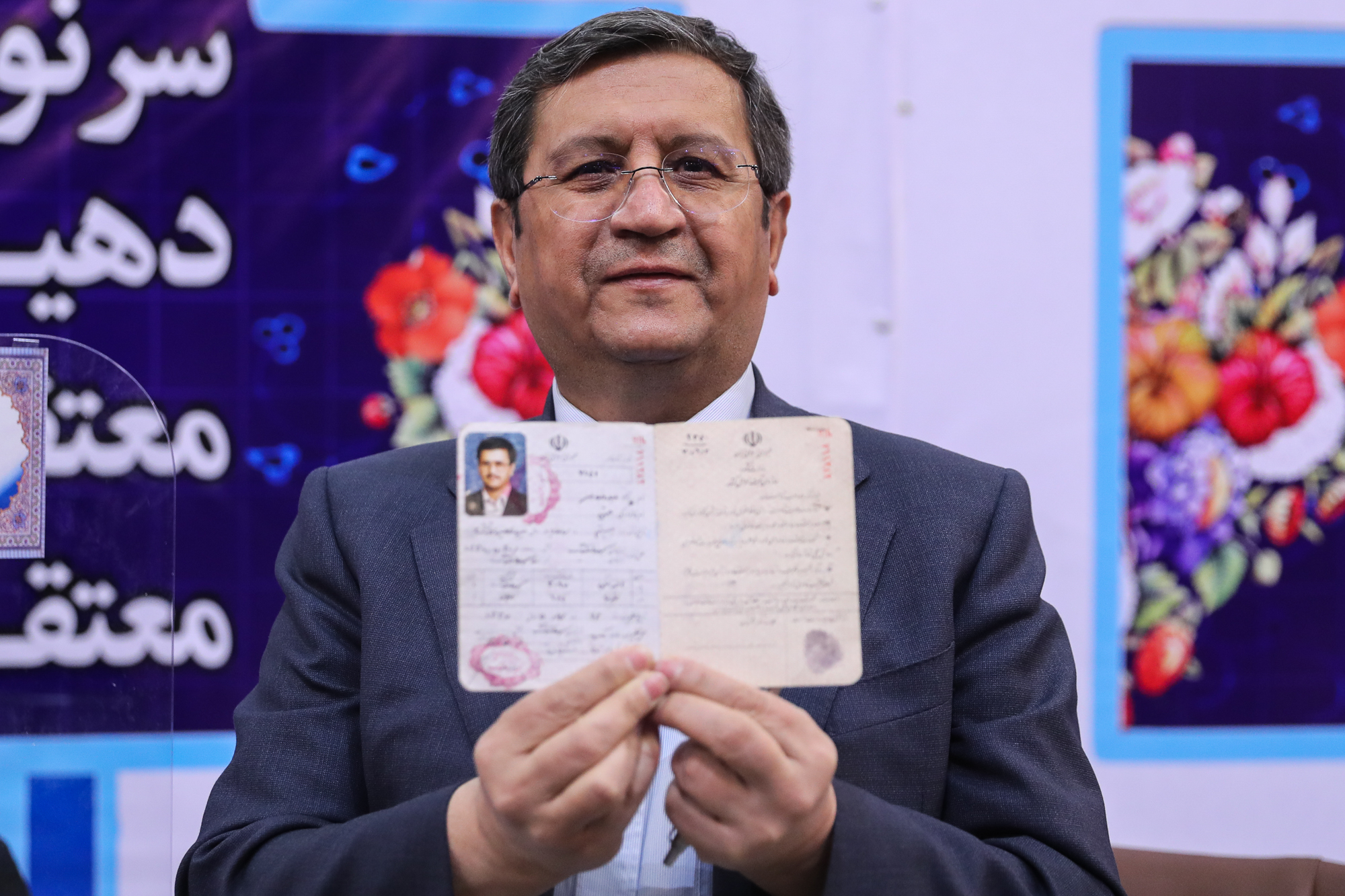 عبدالناصر همتی در پنجمین روز ثبتنام داوطلبان سیزدهمین دوره انتخابات ریاستجمهوری
