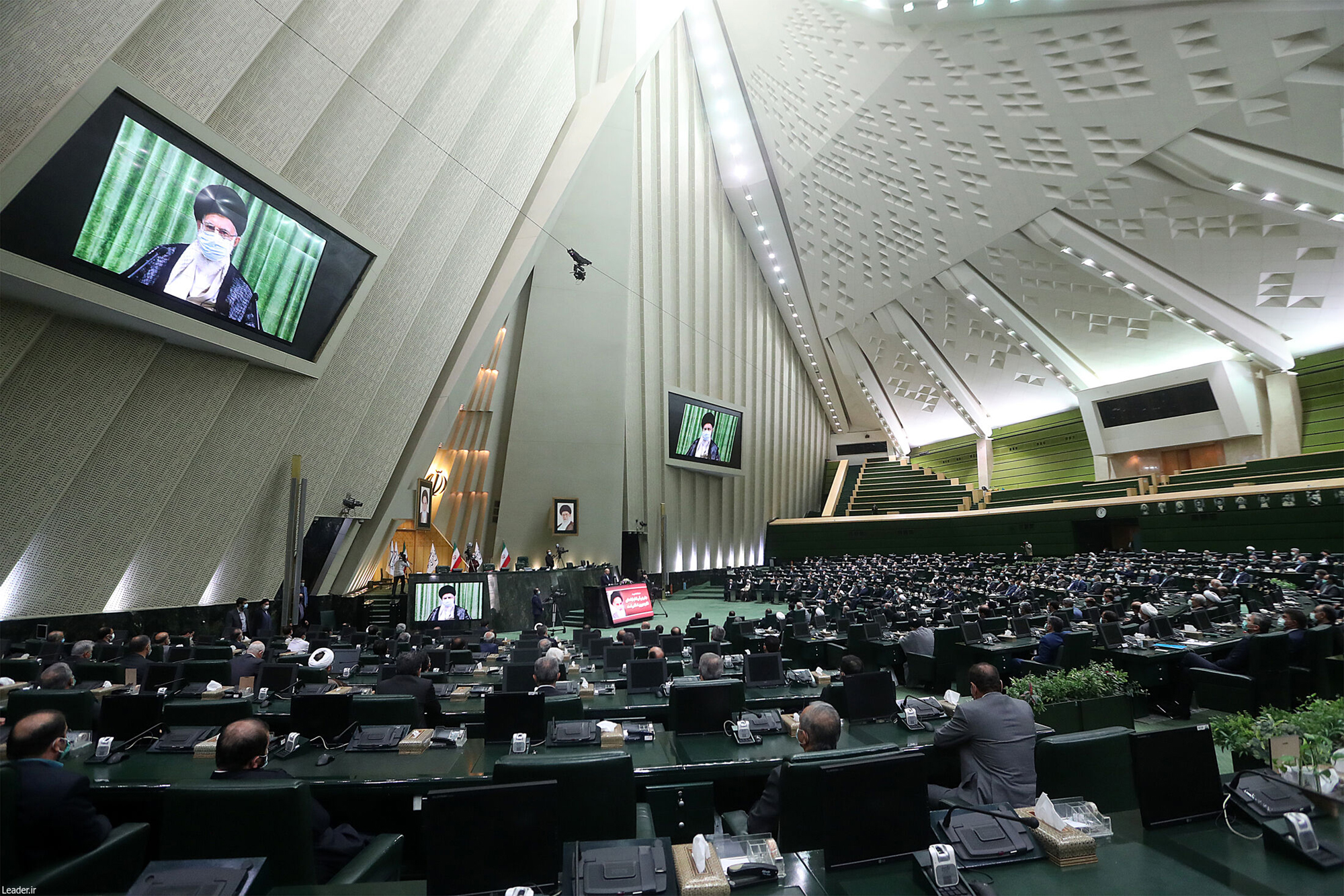 ارتباط تصویری نمایندگان مجلس شورای اسلامی با رهبر انقلاب