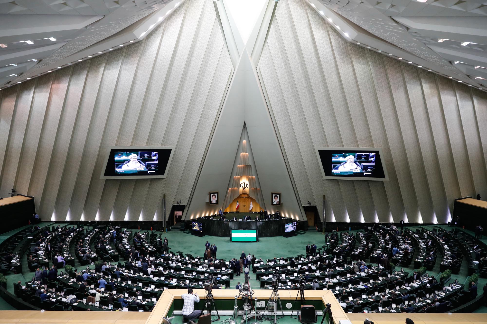 بررسی خاموشی های اخیر در صحن علنی مجلس
