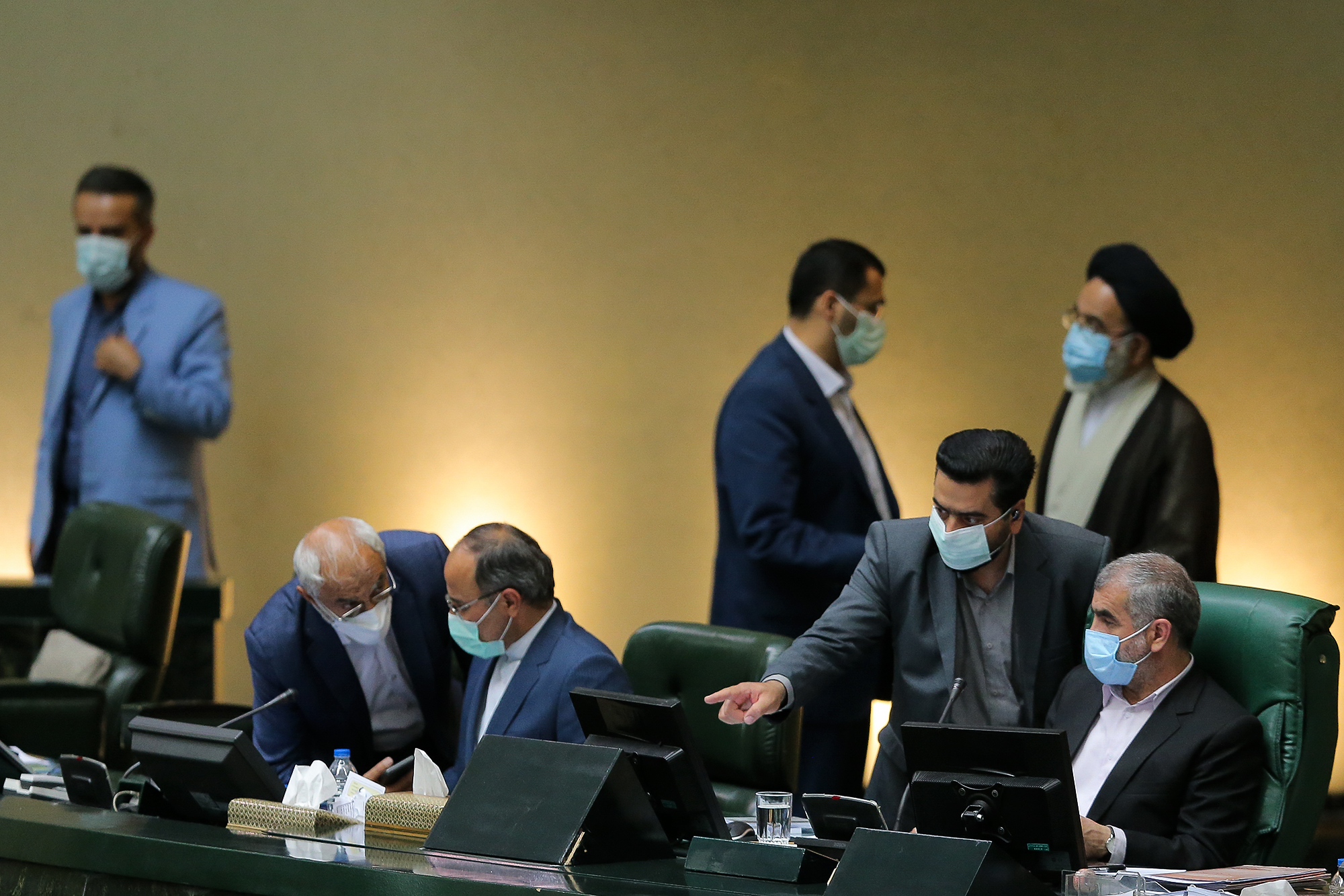 حضور وزرای نفت و آموزش در صحن مجلس