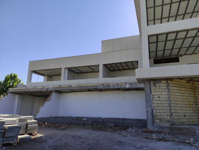 ساختمان نیمهکاره