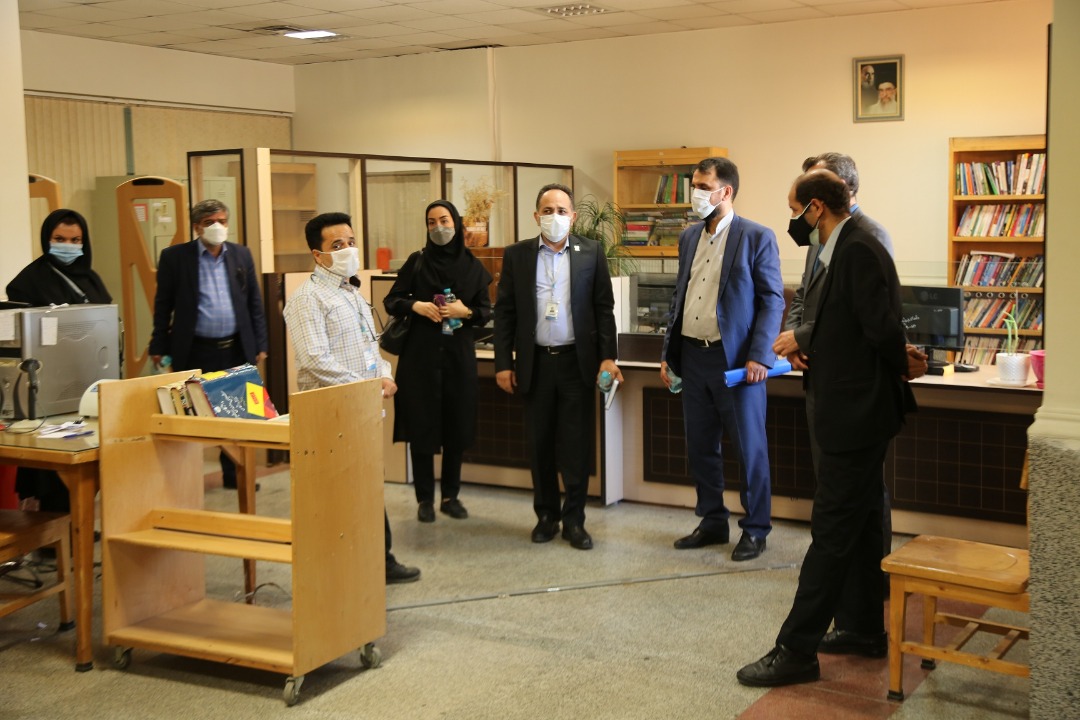 بازدید محمدی از آزمایشگاه و مراکز تحقیقاتی واحد یادگار