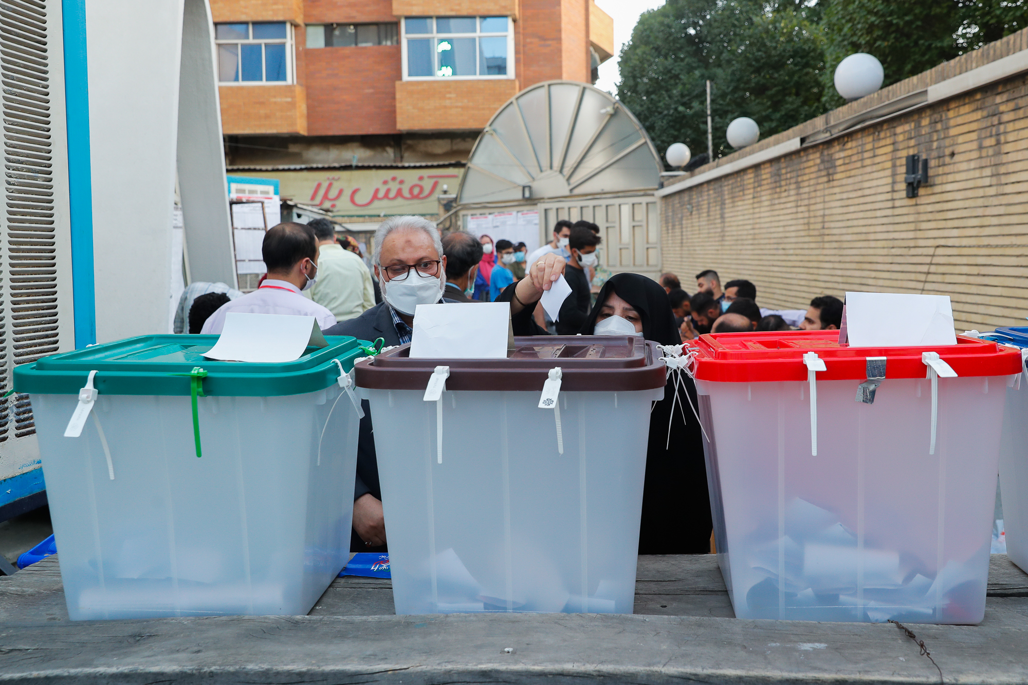 انتخابات ۱۴۰۰ در تهران در ساعات پایانی
