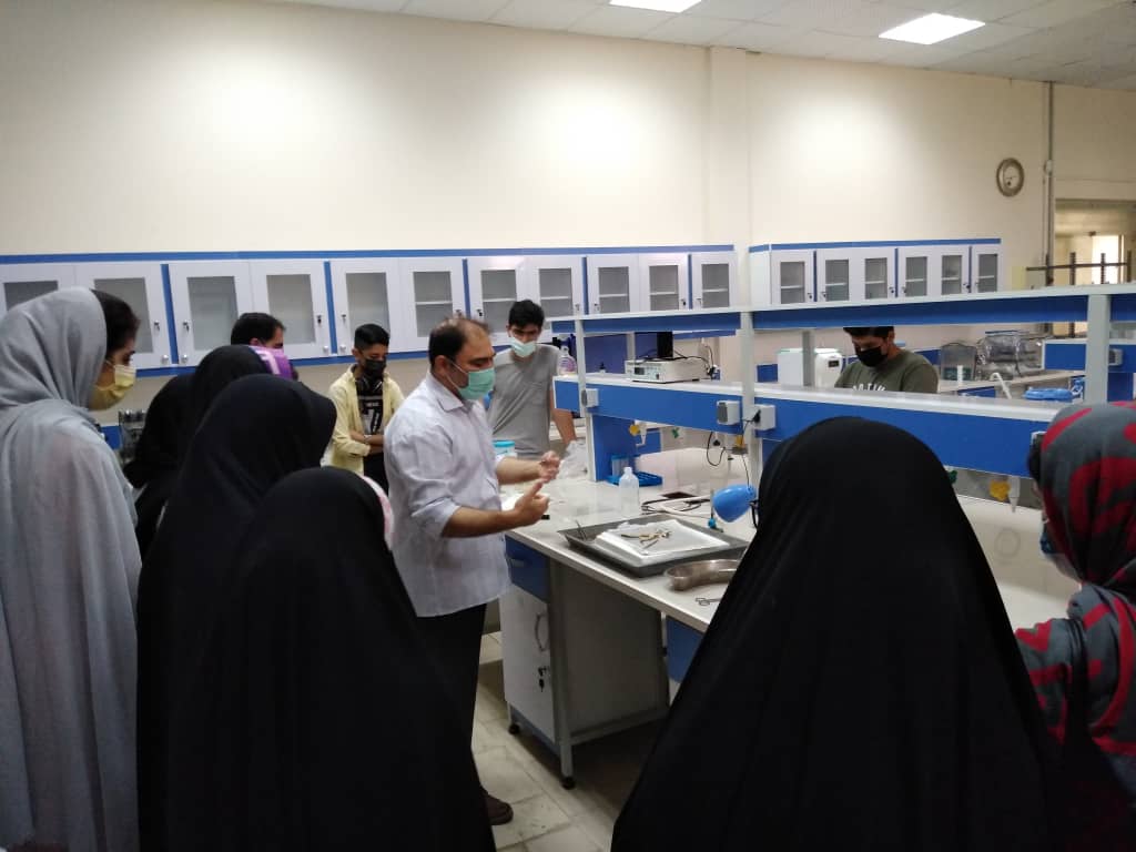 حضور جمعی از دانشآموزان در کارگاه آموزش زیستشناسی