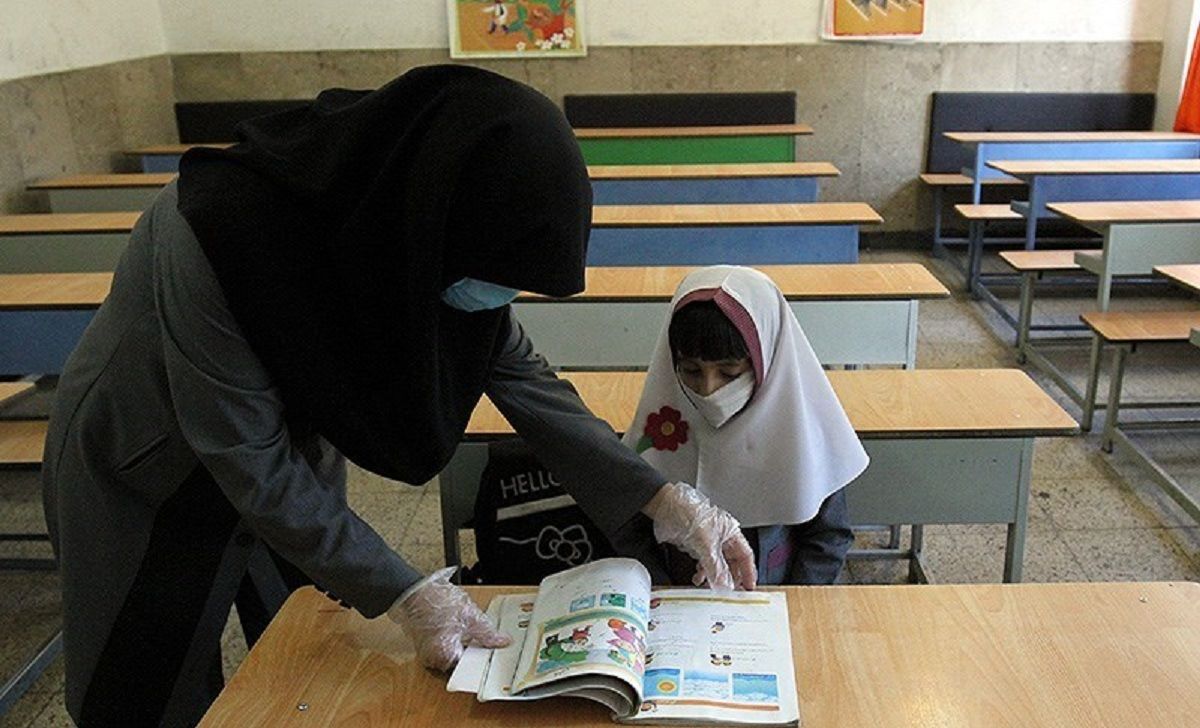دانش آموز مدرسه آموزش مجازی معلم