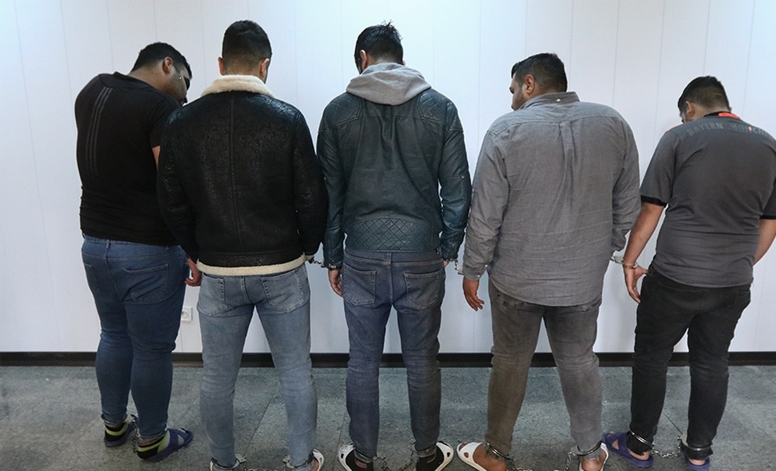 دستگیری اعضای باند 5 نفره قاچاقچیان مواد مخدر که با بلعیدن مواد مخدر