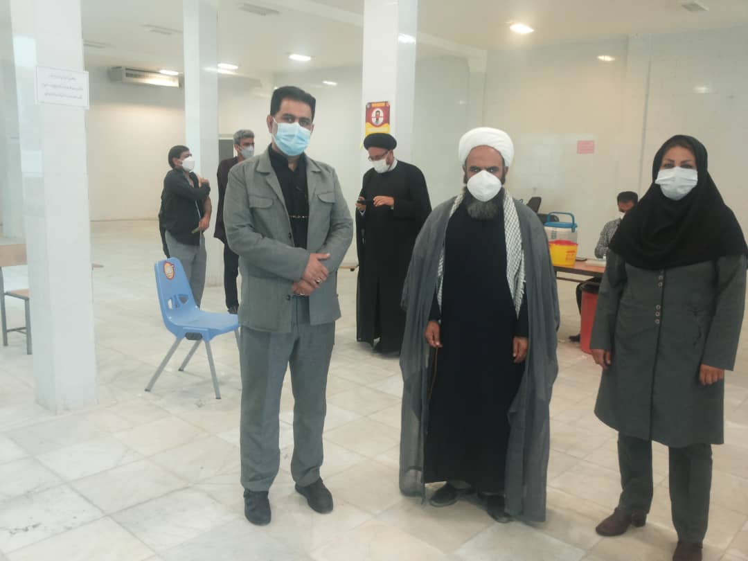 بازدید شاکریفر امام جمعه ممسنی از محل واکسیناسیون مردم