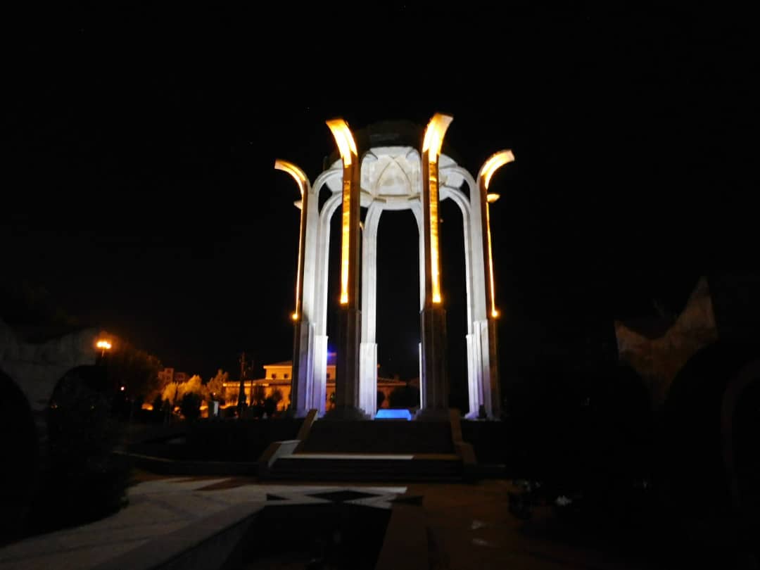 مضجع شهدای گمنام دانشگاه آزاد اسلامی واحد گچساران نور پردازی شد.