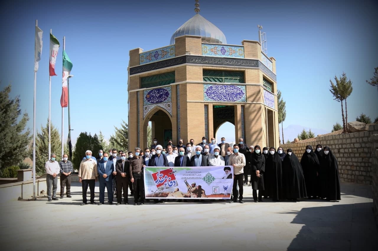 غبارروبی و عطرافشانی مزار شهدای گمنام دانشگاه آزاد اسلامی کرمانشاه
