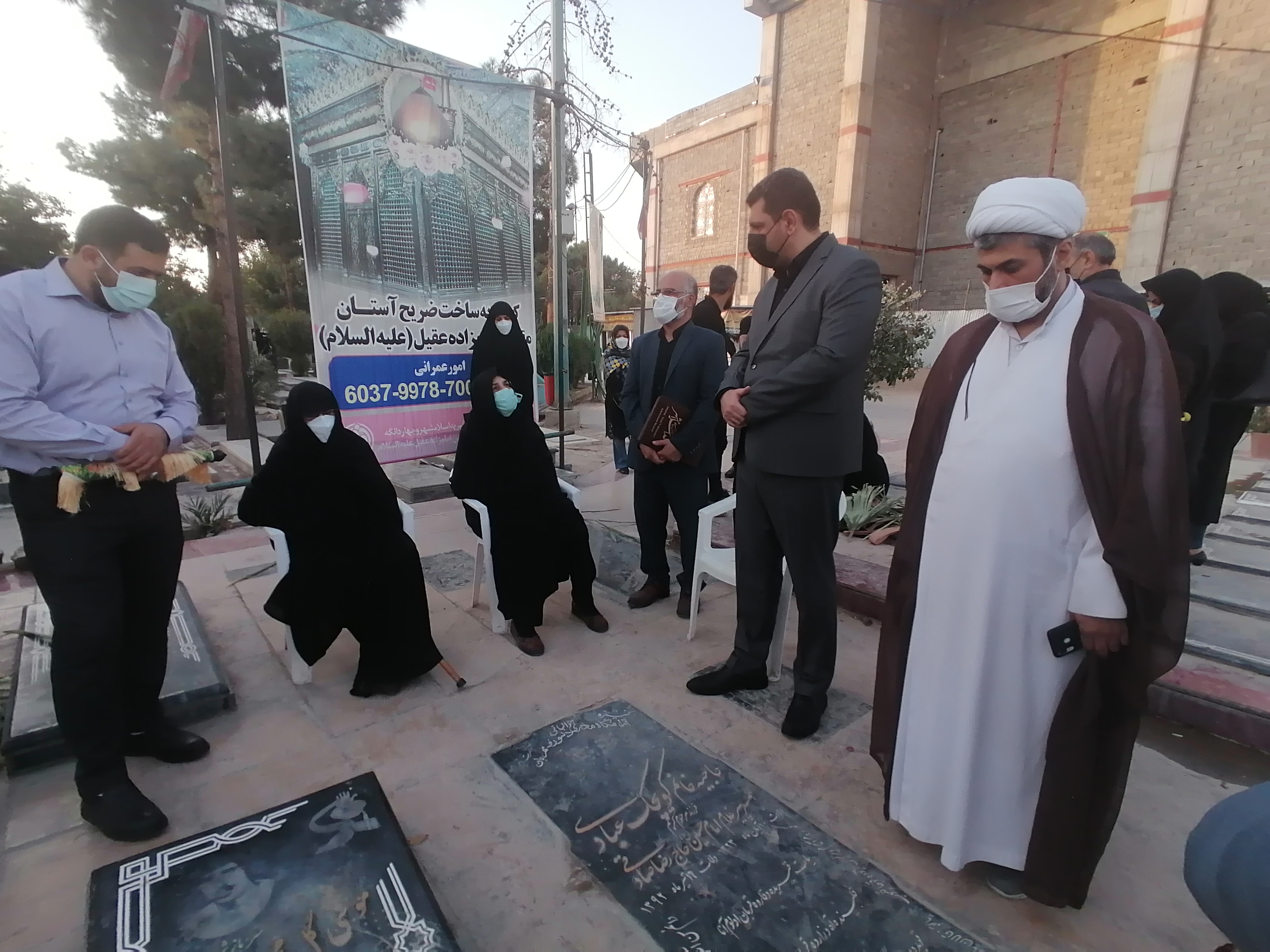 غبارروبی مزار شهدا و تجلیل از خانواده شهدا توسط دانشگاهیان دانشگاه آزاد اسلامی اسلامشهر
