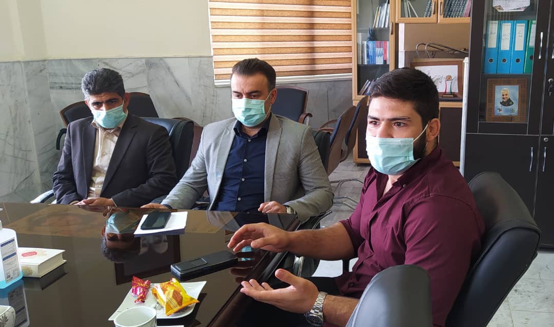 علیرضا عبداللهی دانشجوی رشته تربیتبدنی دانشگاه آزاد اسلامی واحد نکا و ملیپوش کشتی با رئیس این دانشگاه