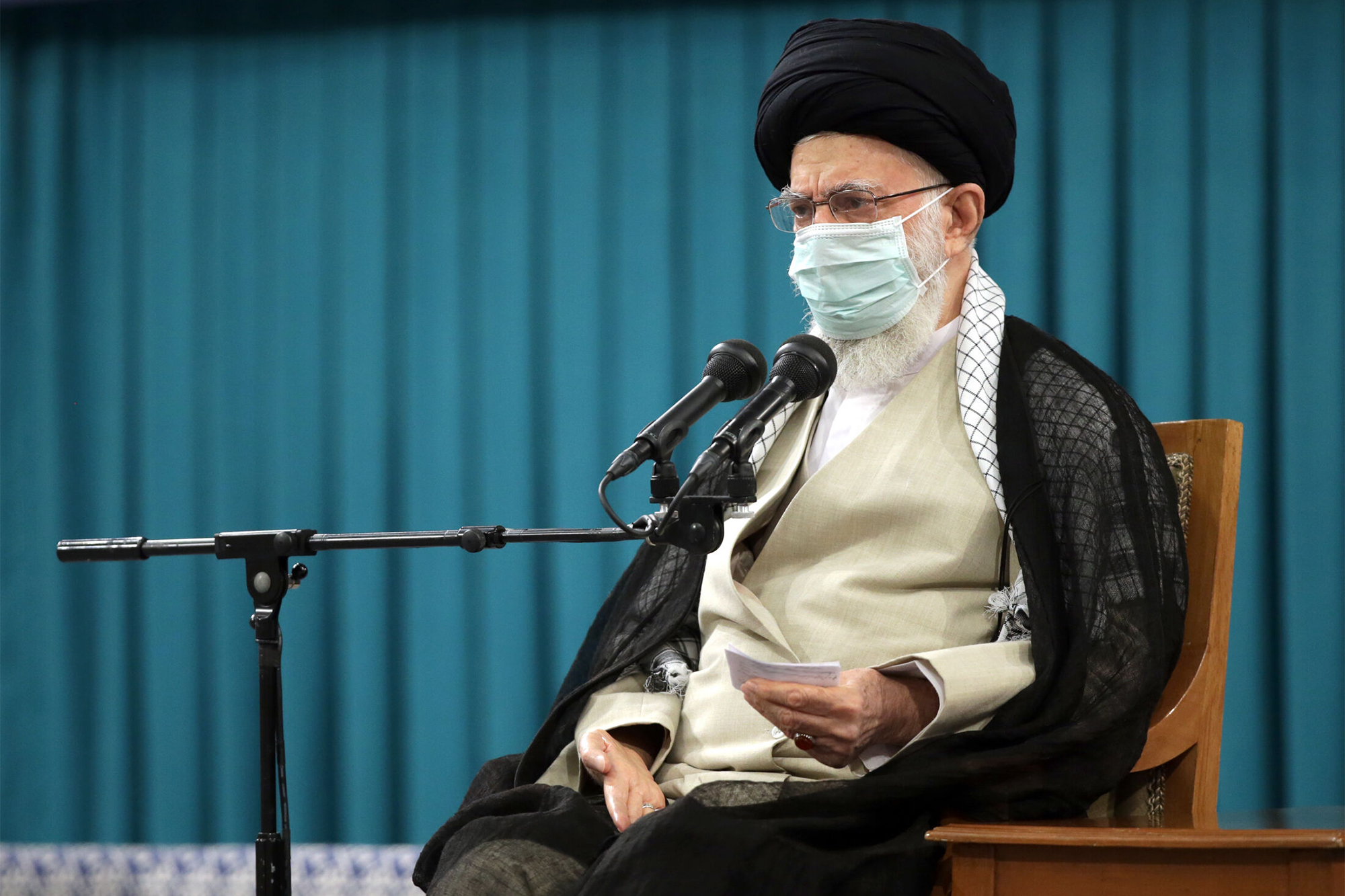 دیدار جمعی از مسئولان نظام و میهمانان کنفرانس وحدت اسلامی با مقام معظم رهبری