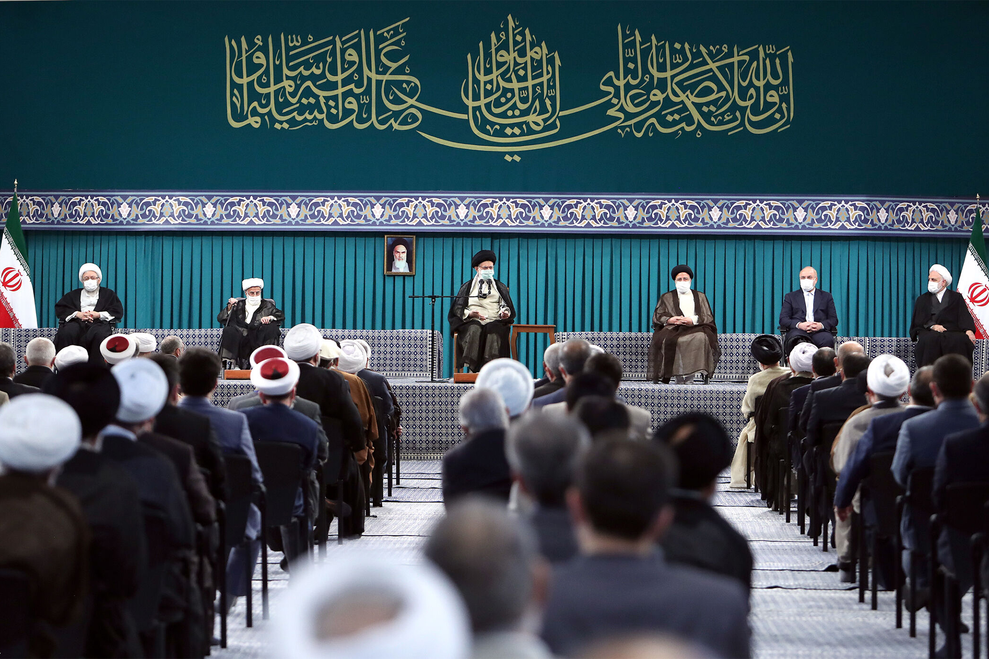 دیدار جمعی از مسئولان نظام و میهمانان کنفرانس وحدت اسلامی با مقام معظم رهبری