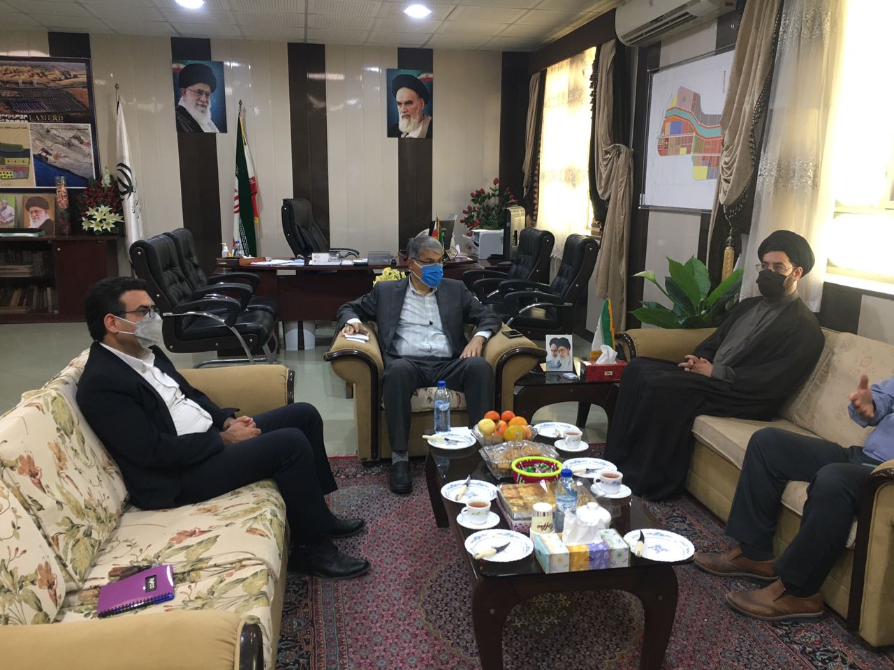 در جلسه با فرماندار لامرد