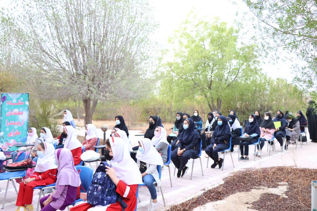 نواختن زنگ استکبارستیزی و گرامیداشت روز دانشآموز در مجتمع دخترانه سمای عالیشهر