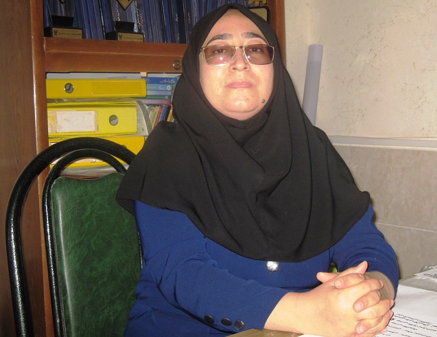 اعظم محلاتیان کتابدار و مسئول کتابخانه دانشگاه آزاد نی‌ریز