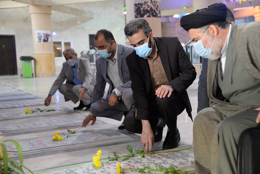 عطرافشانی گلزار شهدا