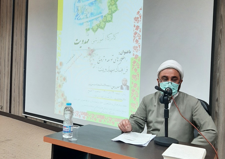 حجتالاسلام جواد موسیپور در کارگاه مهدویت با عنوان راهکارهای توسعه و ترویج فرهنگ مهدویت در دانشگاه آزاد لنگرود