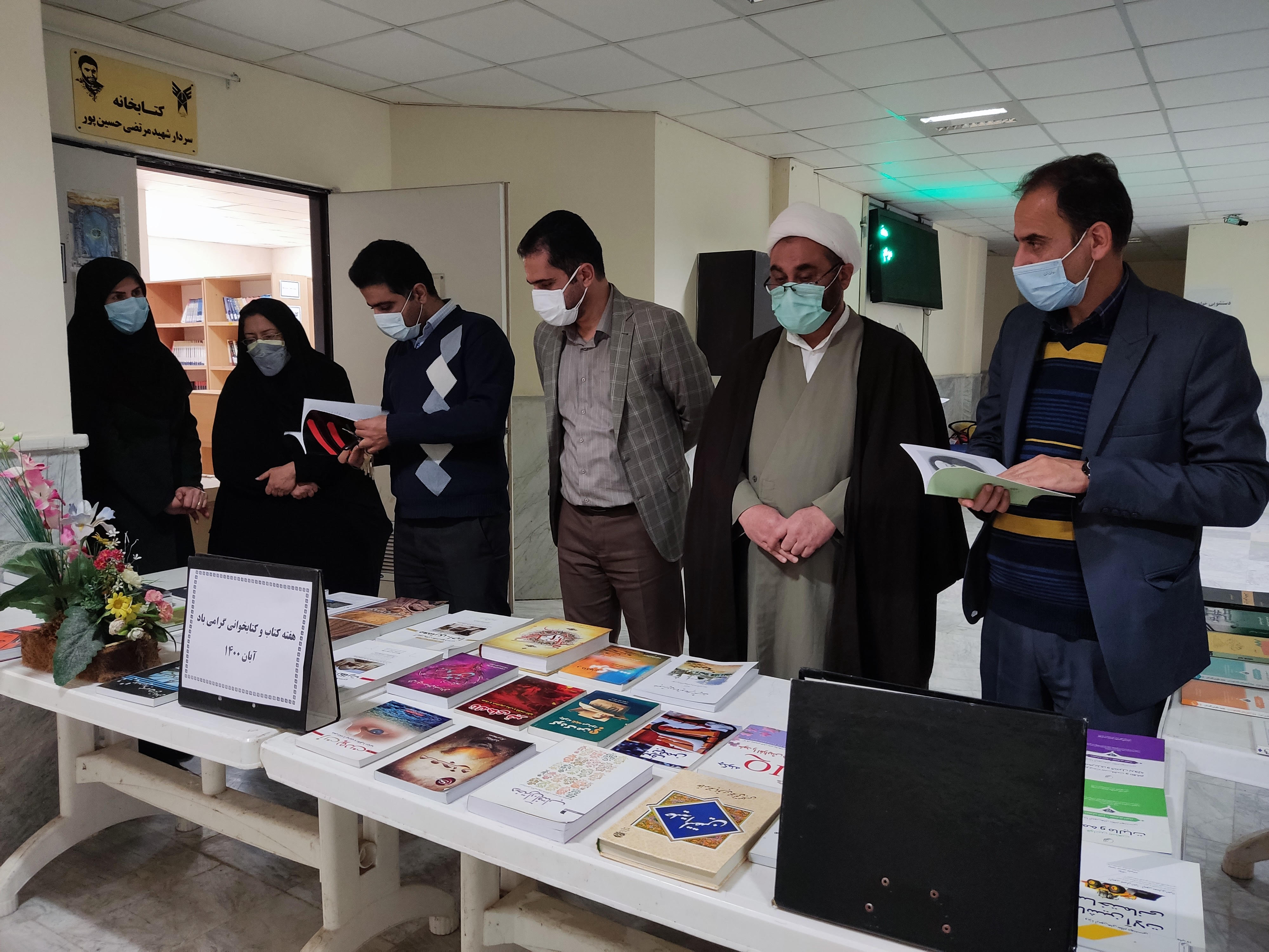 محمدرضا عسکریپور لاهیجی سرپرست دانشگاه آزاد لنگرود در بازدید از کتابخانه سردار شهید مرتضی حسینپور شلمانی (حسین قمی) و نمایشگاه کتاب