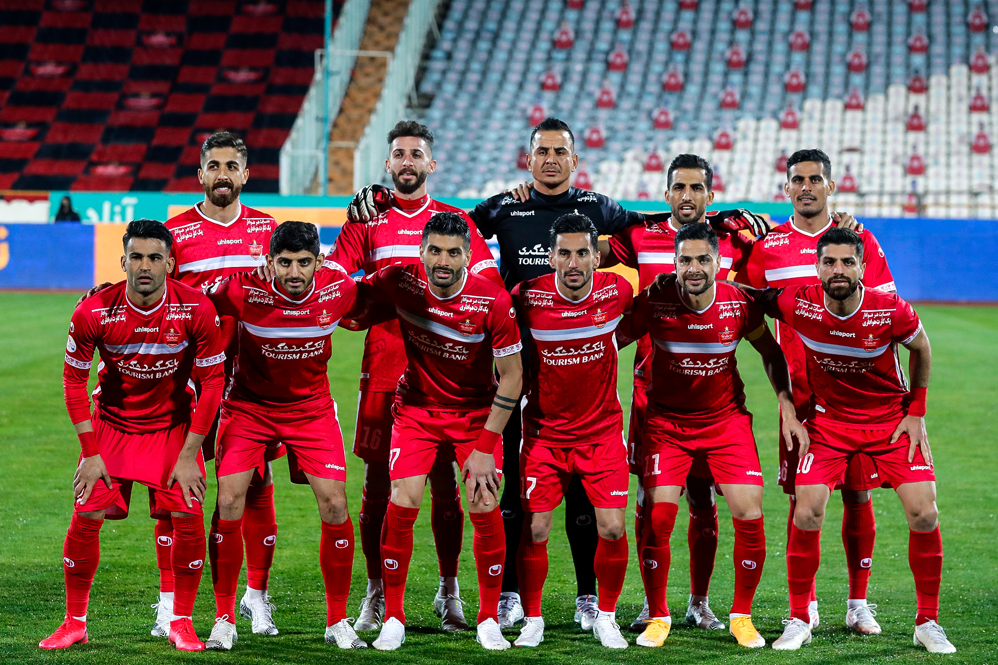 دیدار تیم‌های پرسپولیس و نفت مسجد سلیمان