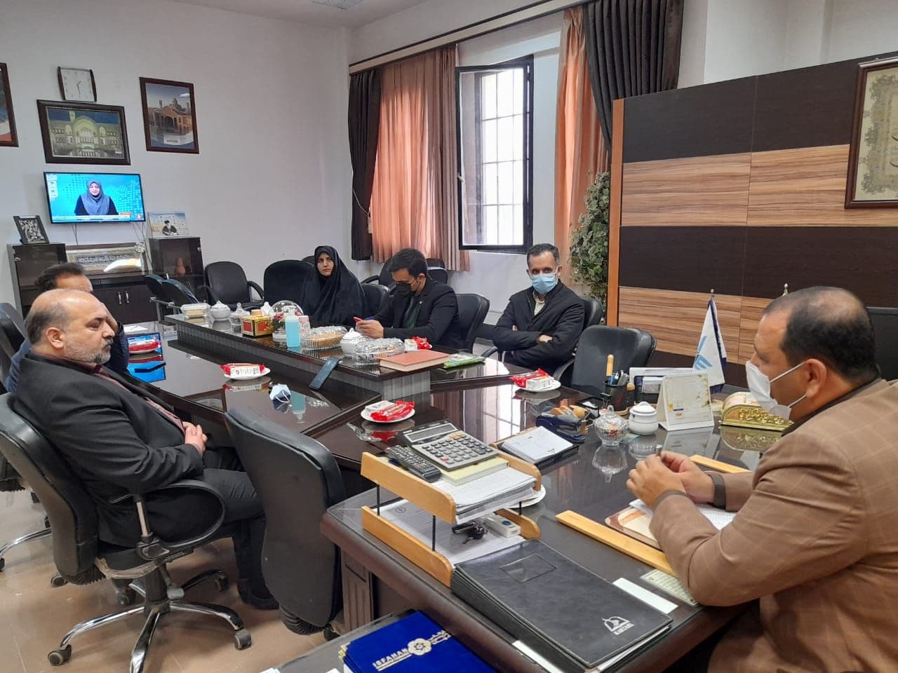 میثم عربزاده رئیس دانشگاه آزاد کاشان در نشست با رئیس و کارشناسان بنیاد شهید و امور ایثارگران شهرستان کاشان