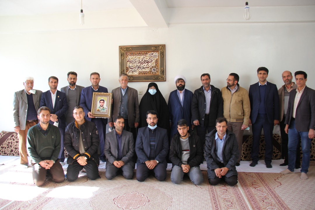 دیدار دانشگاهیان دانشگاه آزاد اسلامی استان اصفهان با خانواده دانشجوی شهید