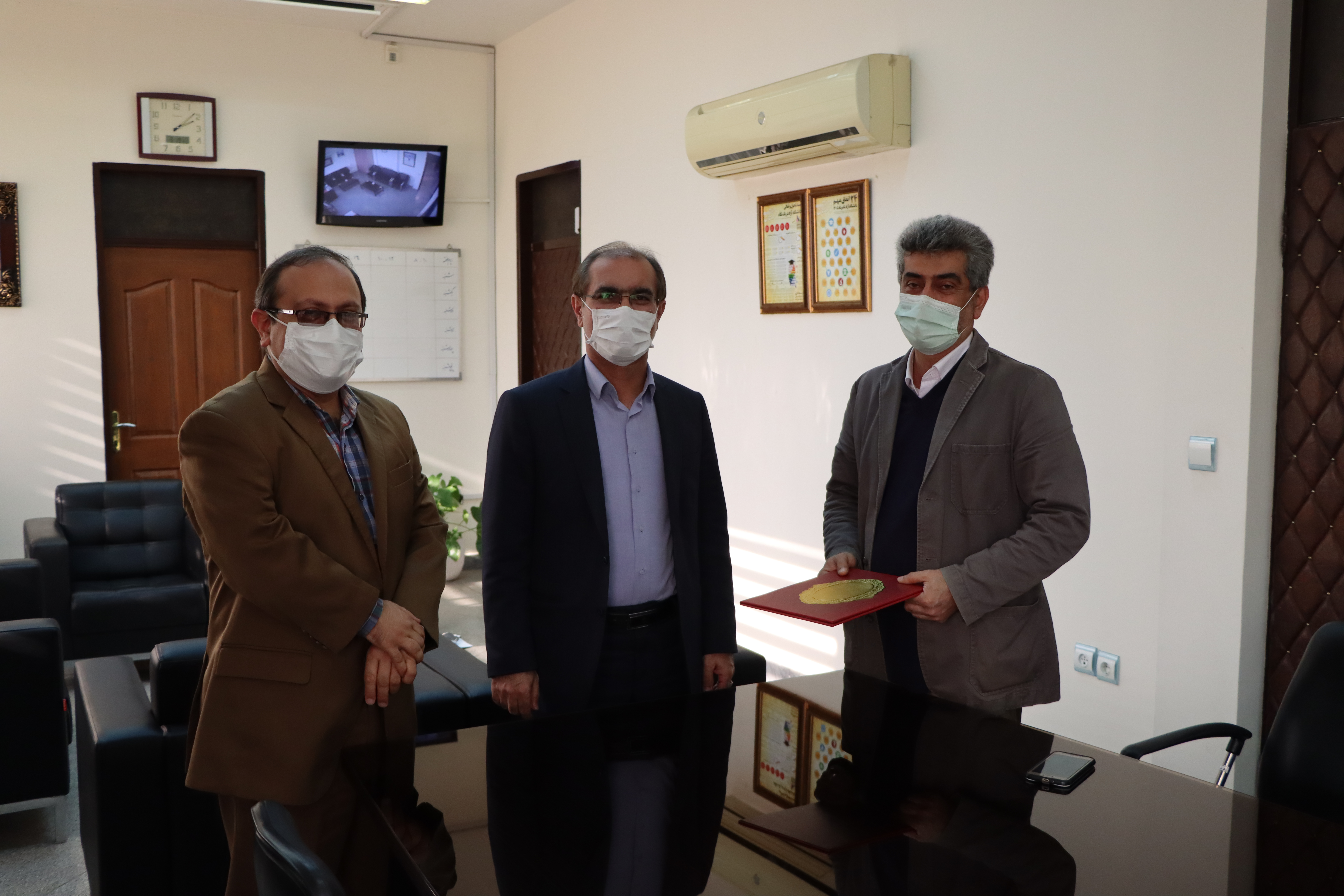 دوستار و اخگری