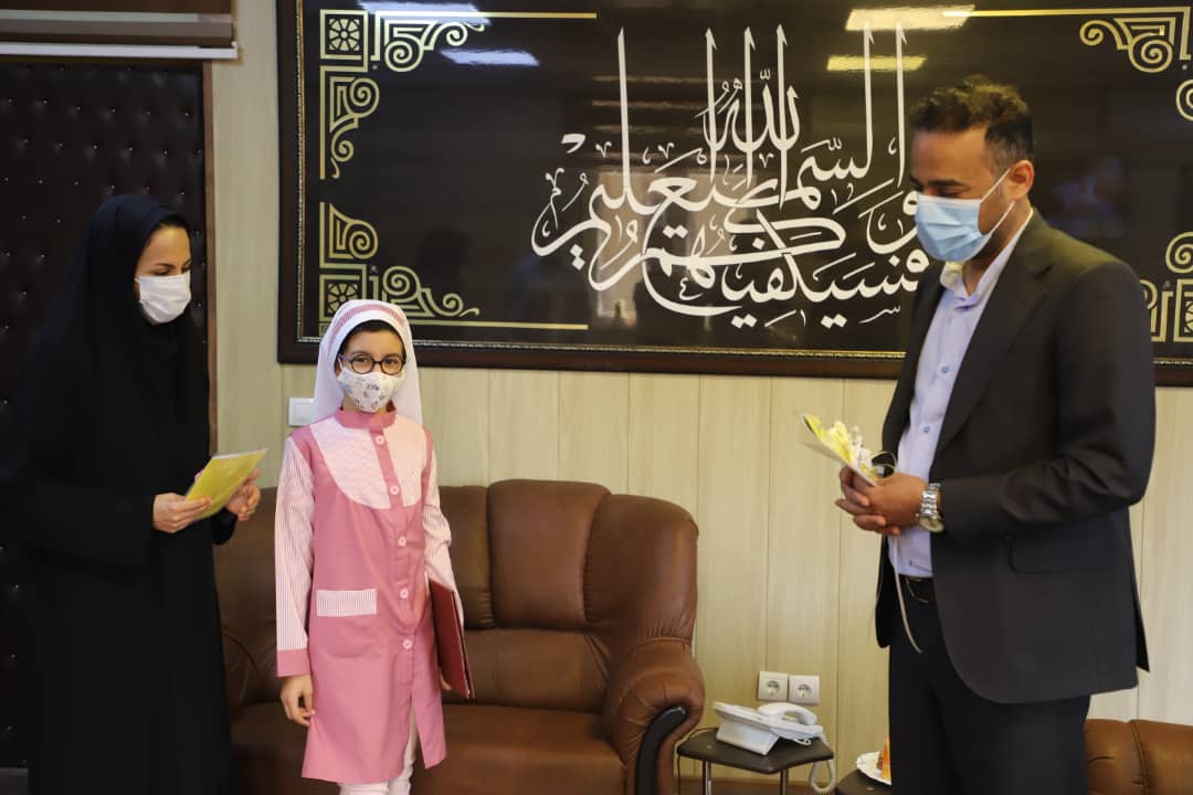 تجلیل از دانشآموز و پژوهشگر برتر سمای بندرعباس