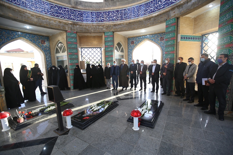 ادای احترام دانشگاهیان دانشگاه آزاد اسلامی به شهدای جاویدالاثر واحد اراک