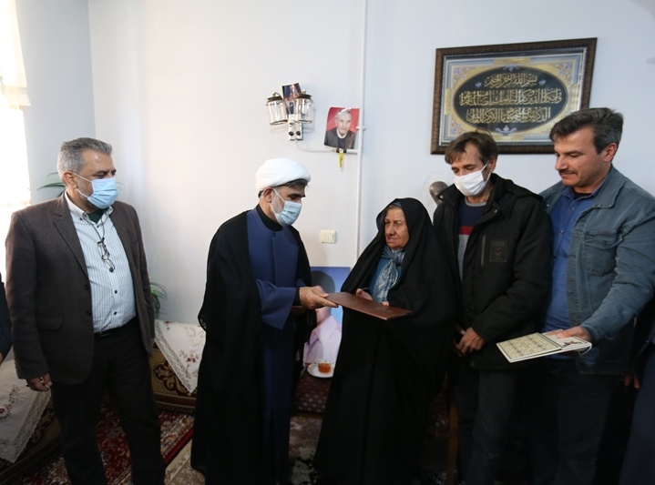 تجلیل از خانواده شهید قاسم شاهولدی توسط دانشگاهیان دانشگاه آزاد اسلامی