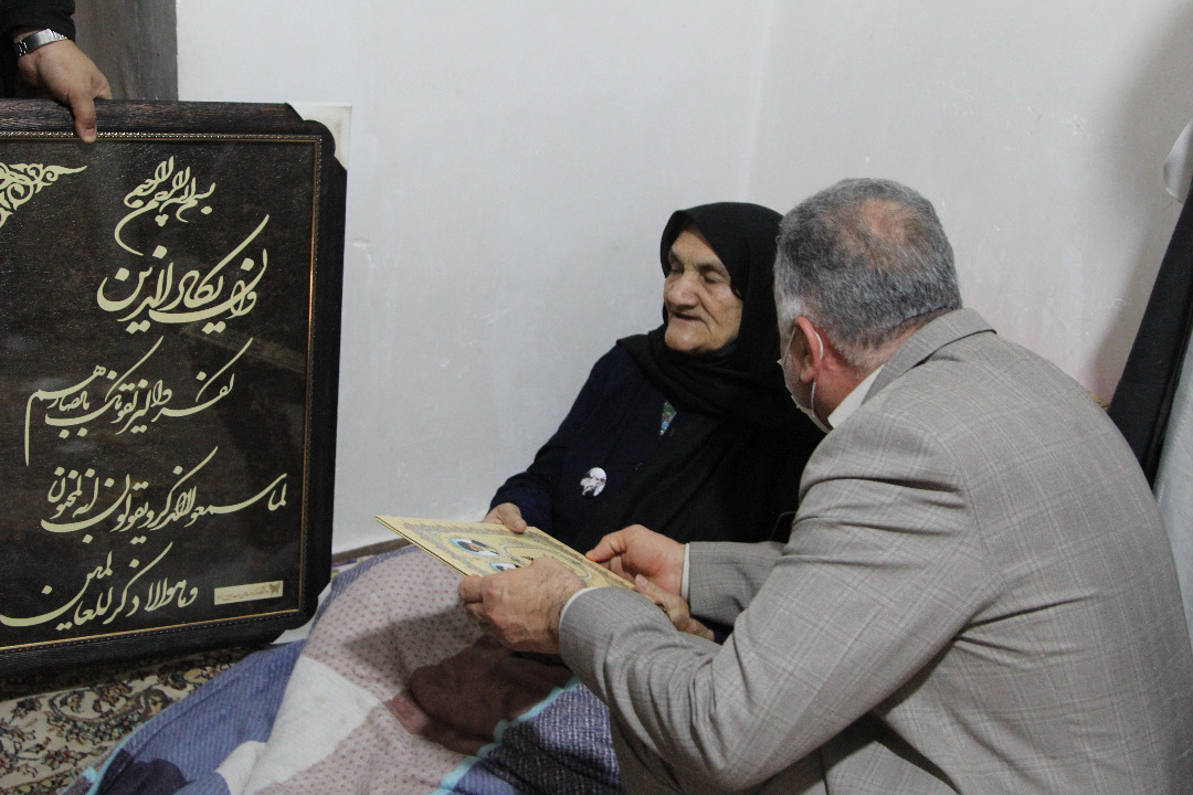 دلجویی دانشگاهیان دانشگاه آزاد اسلامی بوئینزهرا از خانواده شهید داودی
