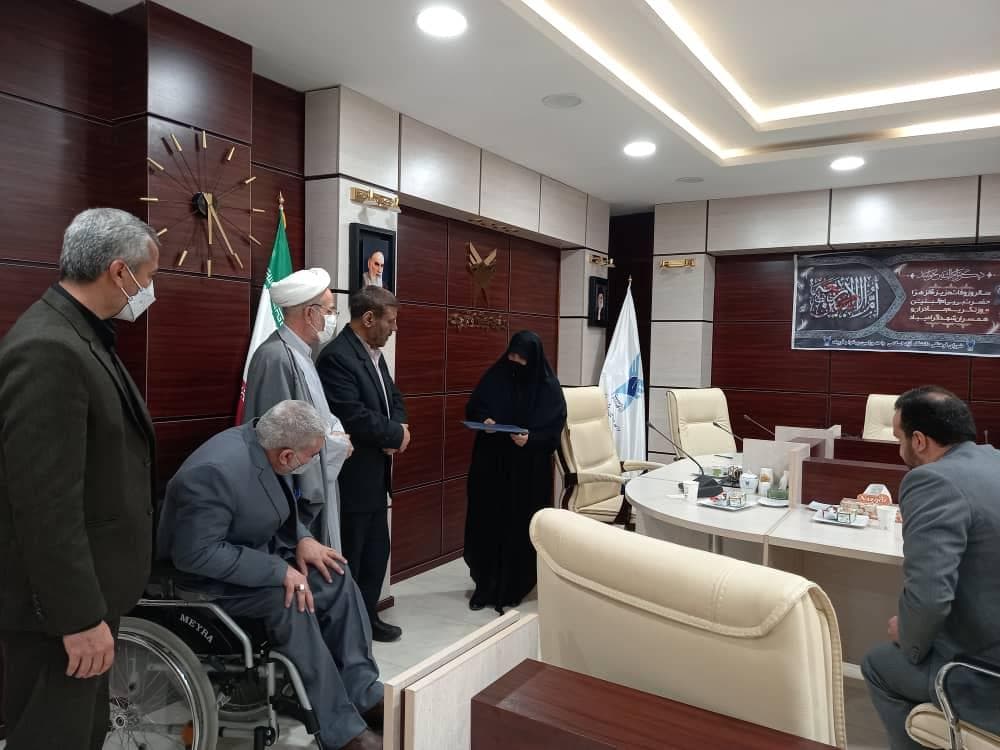 تجلیل از خانواده 2 شهید در دانشگاه آزاد اسلامی ورامین-پیشوا و قرچک