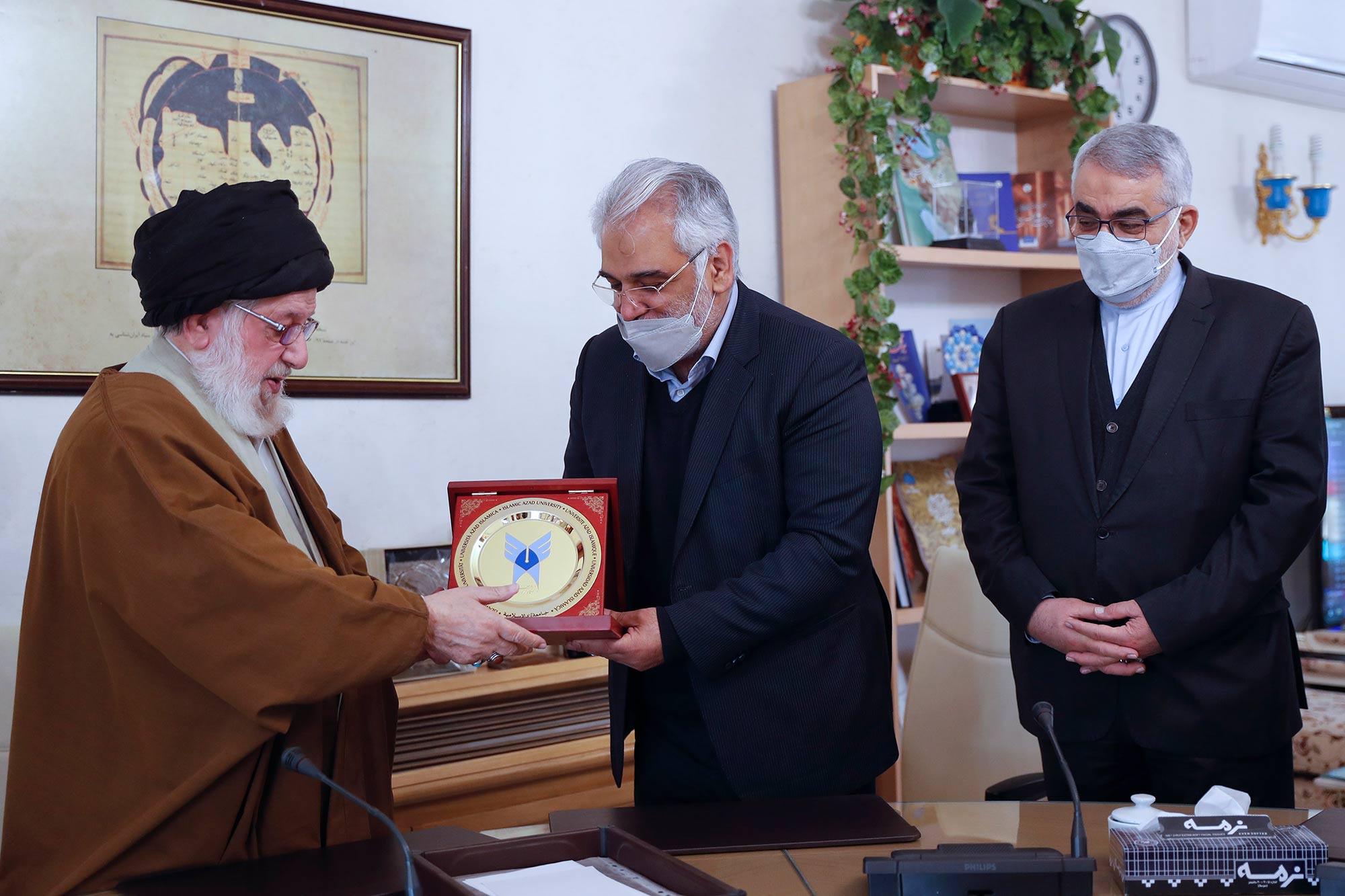 آیتالله سیدمحمد خامنهای و دکتر محمدمهدی طهرانچی در مراسم امضای تفاهمنامه همکاری مشترک بین بنیاد ایرانشناسی و دانشگاه آزاد اسلامی