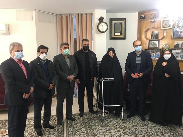 تجلیل مسئولان فدراسیون ووشو از مادر شهیدان طوقانی