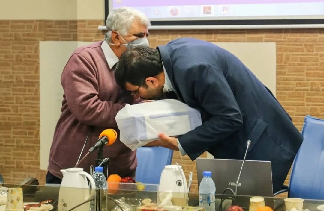 تجلیل شاگرد از استاد بعد از 35 سال