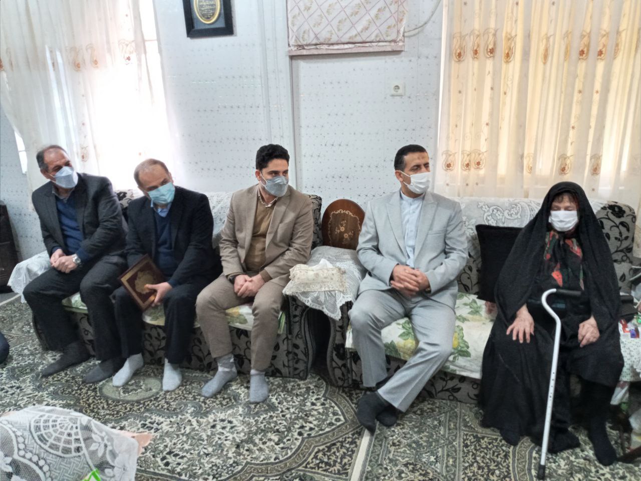 دیدار دانشگاهیان دانشگاه آزاد اسلامی بندرانزلی با خانواده شهید بهرام گلآور