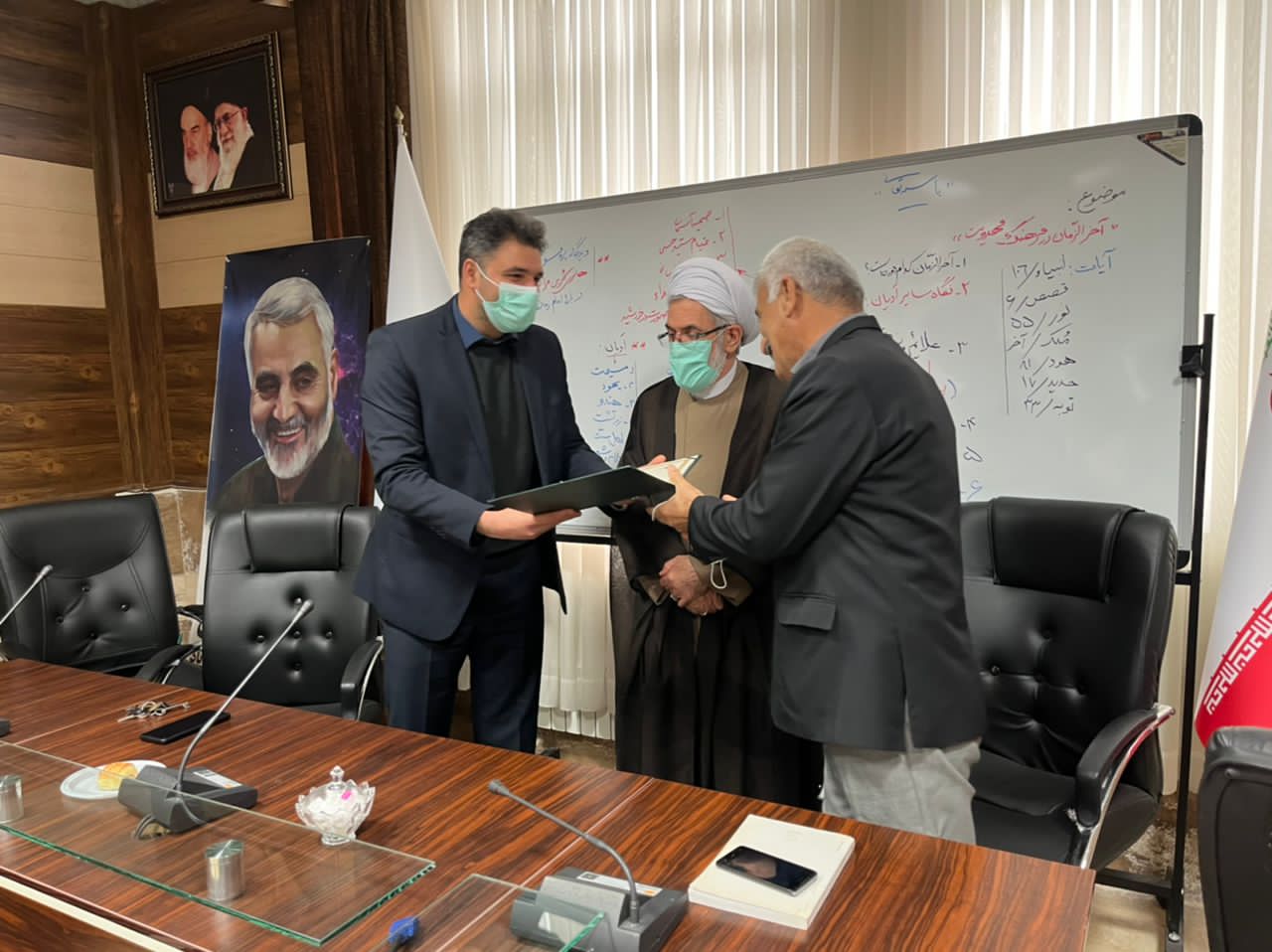 تجلیل از کارمند بازنشسته دانشگاه آزاد اسلامی محمودآباد