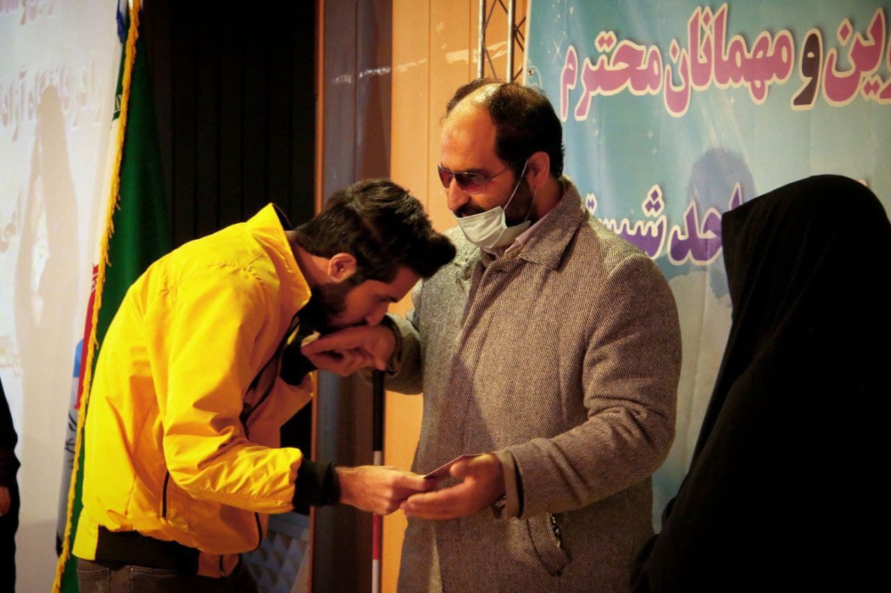 بوسه بر دستان پدر و مادر