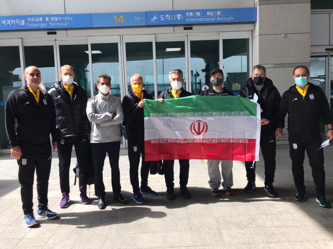 مربیان کادر فنی تیم ملی فوتبال ایران در فرودگاه اینچئون