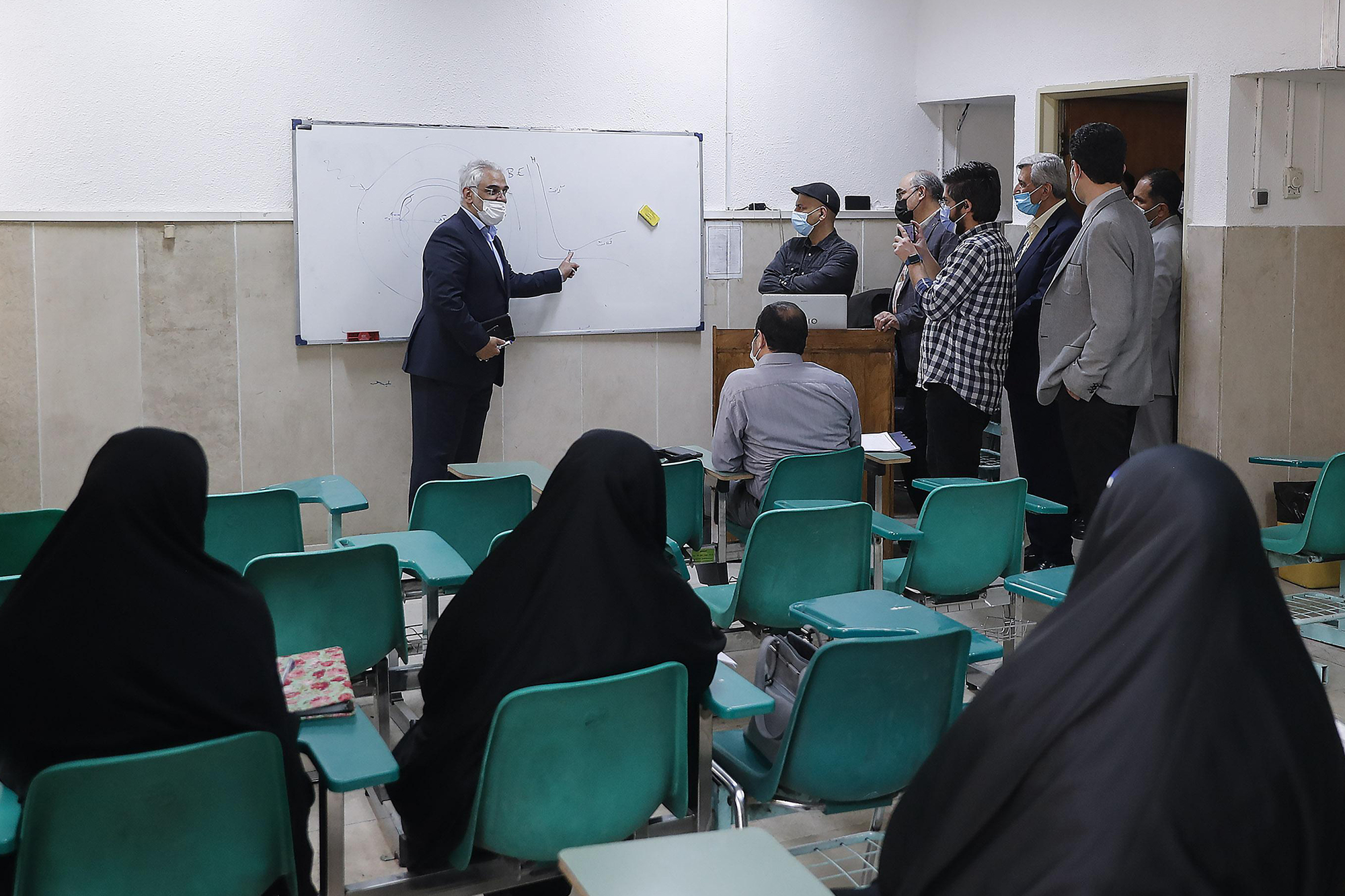 بازدید دکتر طهرانچی از کلاسهای حضوری واحد علوم و تحقیقات