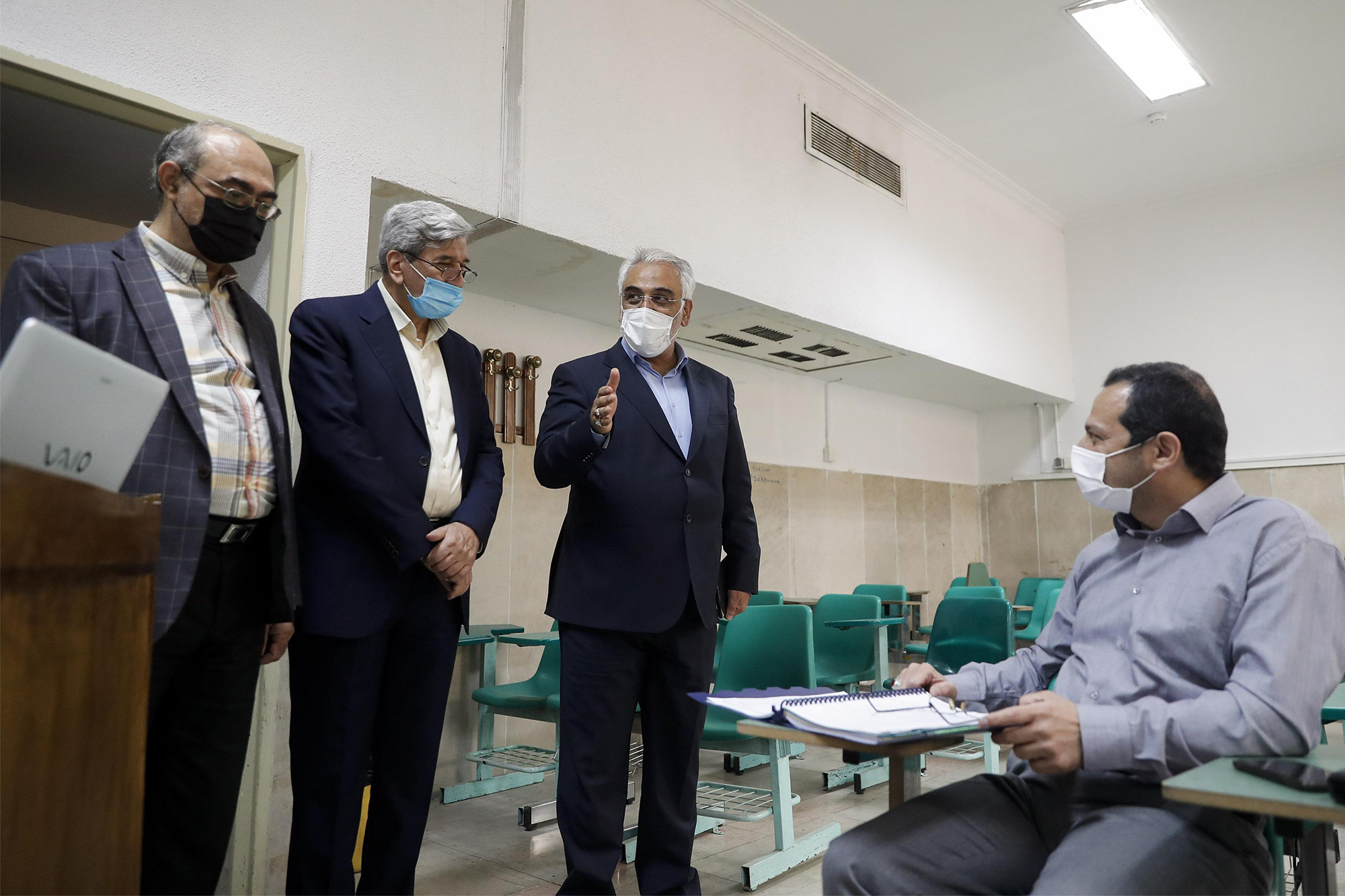 بازدید دکتر طهرانچی از کلاسهای حضوری واحد علوم و تحقیقات