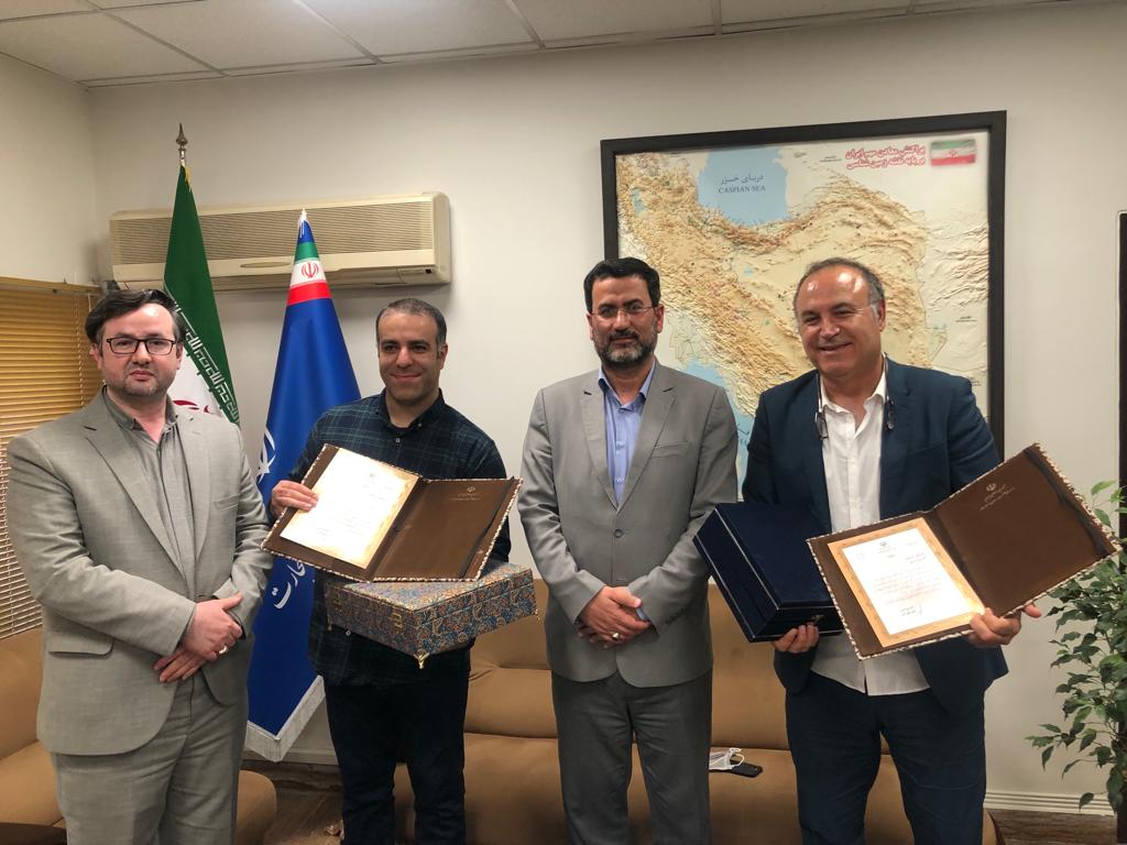 محمدمهدی برادران معاون صنایع عمومی وزارت صمت سید حسین اجاقی طراح نماد «لعیب» جام جهانی ۲۰۲۲ قطر