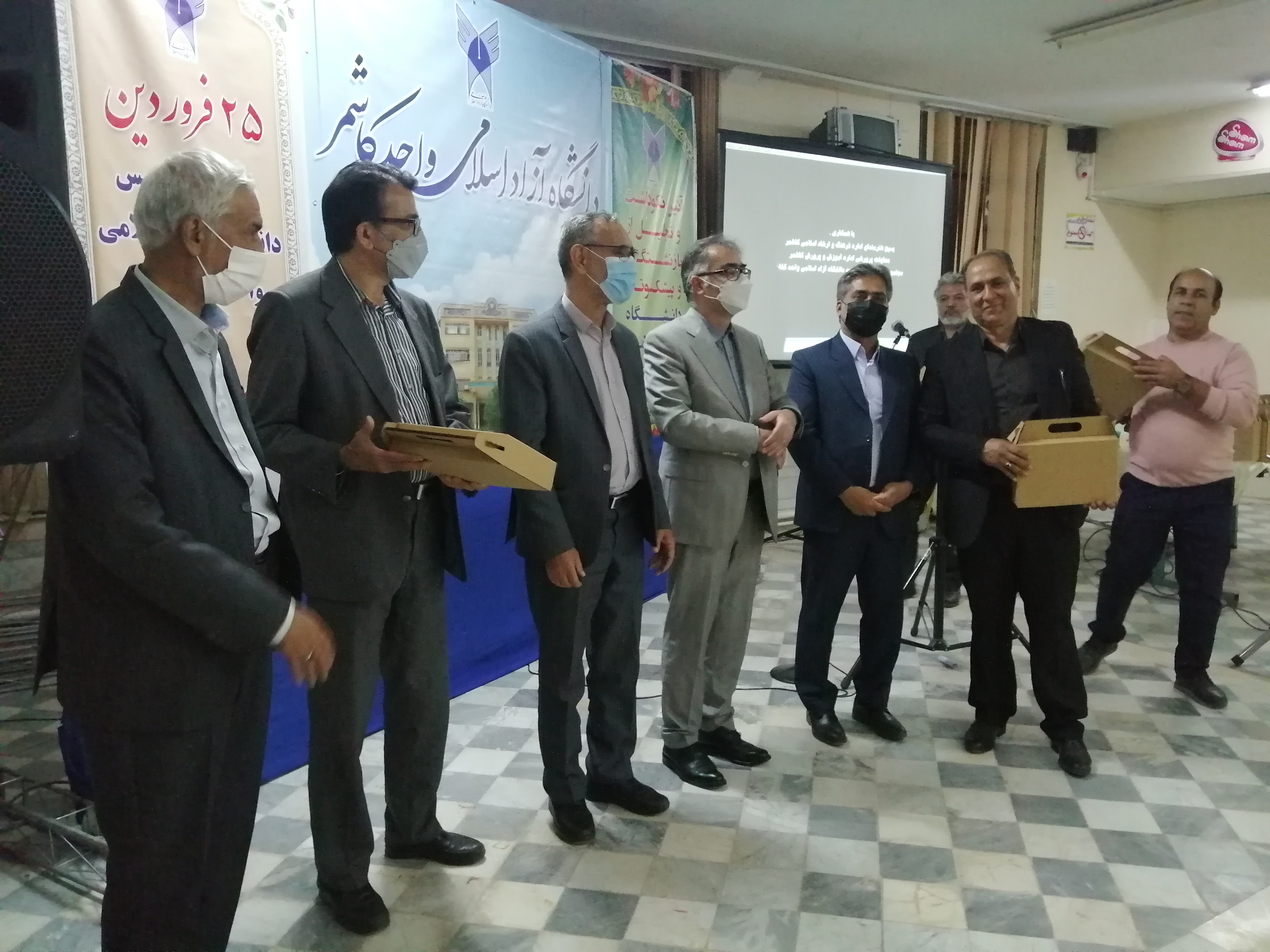 تجلیل از ۳۷ بازنشسته دانشگاه آزاد اسلامی کاشمر