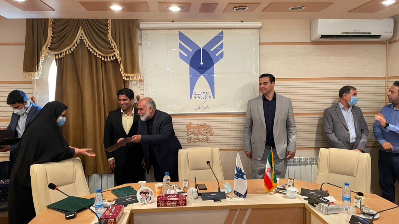 مراسم تجلیل از کارگران روز مزد و شرکتی دانشگاه آزاد اسلامی کرمان