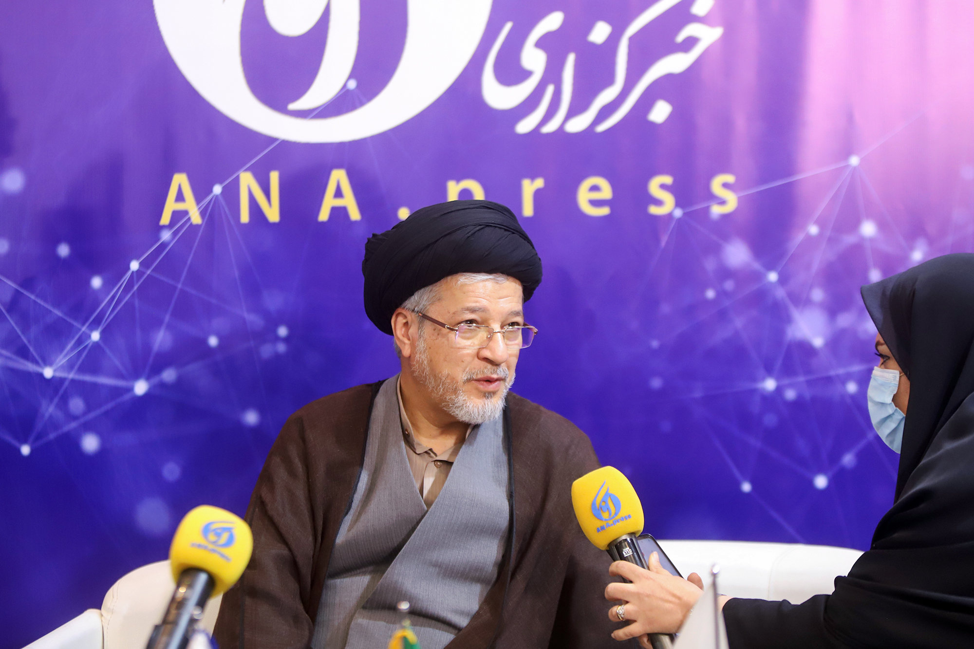 حضور دبیر شورای عالی انقلاب فرهنگی در نمایشگاه رویداد ملی عصر امید