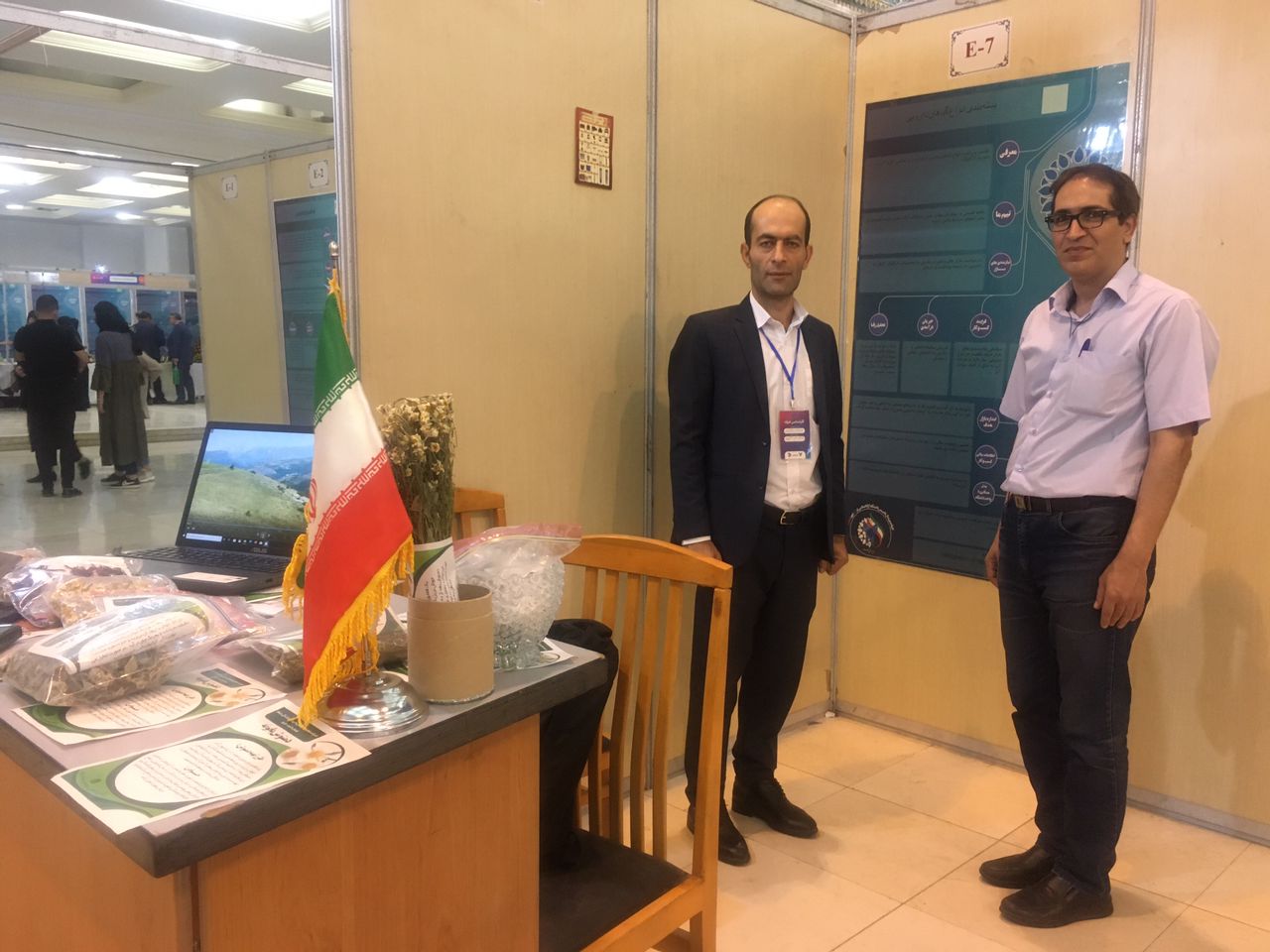 حافظ قاسمی نماینده شرکت گیاهان دارویی اشک گل دیلم واحد لاهیجان