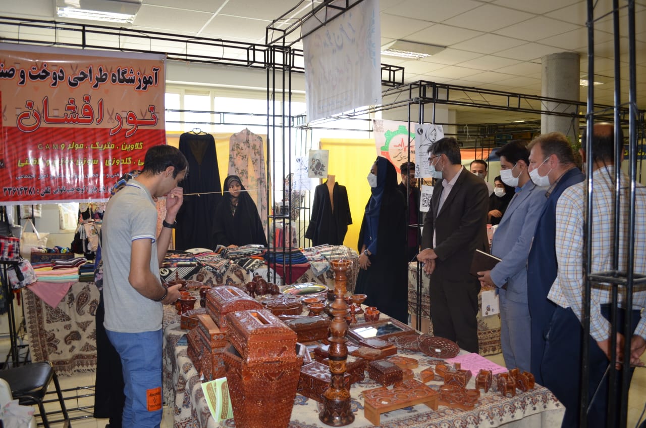 نمایشگاه و فروش دستاوردها و صنایعدستی دانشجویی